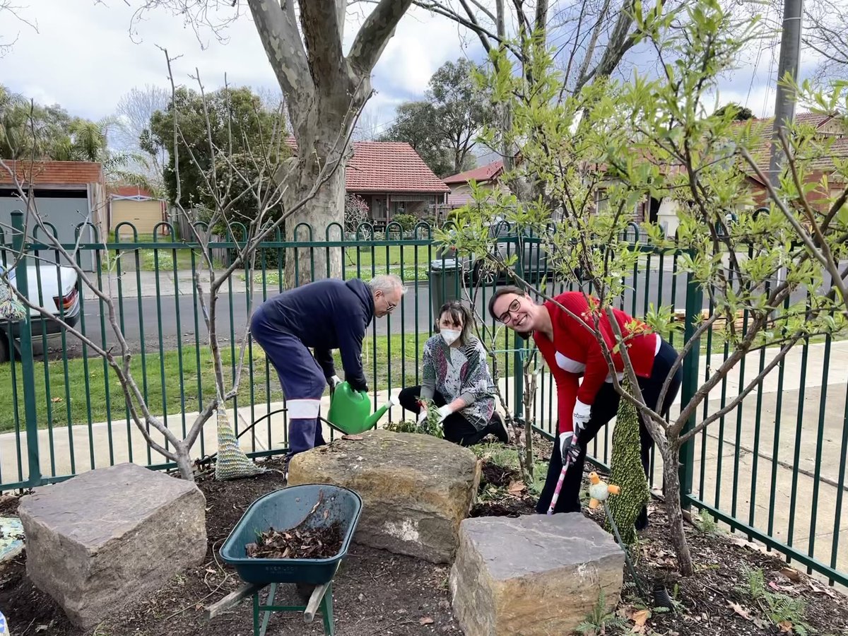 EmDimitriadis's tweet photo. Alphington Community Centre in the Garden 🪴 with our #neighbours.
Today we #gardened, learnt about Indigenous plants, watched how bee hotels are made & we had many wonderful conversations while enjoying morning tea 💕
#communitypride #neighbourhoodhouse #communitygarden #local https://t.co/aABp96hNyC