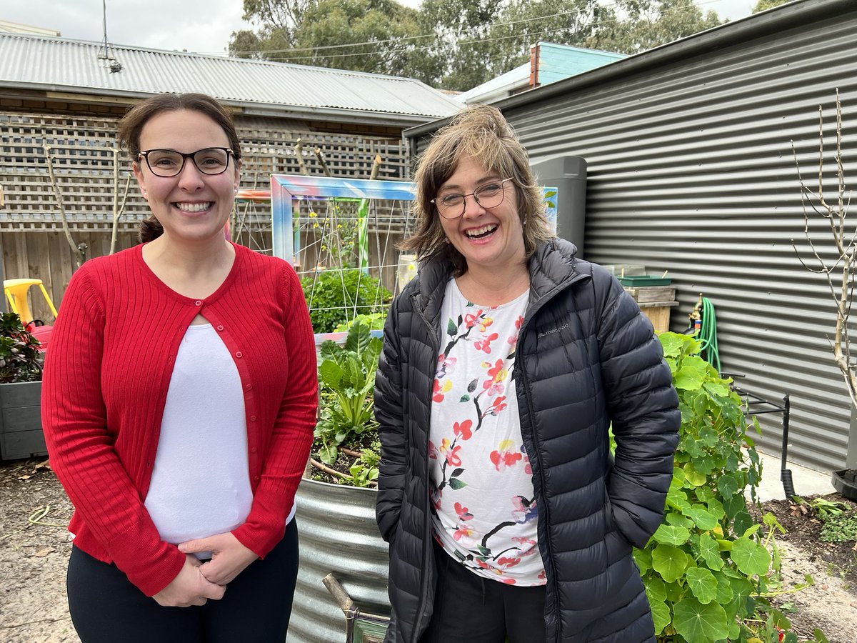 EmDimitriadis's tweet photo. Alphington Community Centre in the Garden 🪴 with our #neighbours.
Today we #gardened, learnt about Indigenous plants, watched how bee hotels are made & we had many wonderful conversations while enjoying morning tea 💕
#communitypride #neighbourhoodhouse #communitygarden #local https://t.co/aABp96hNyC