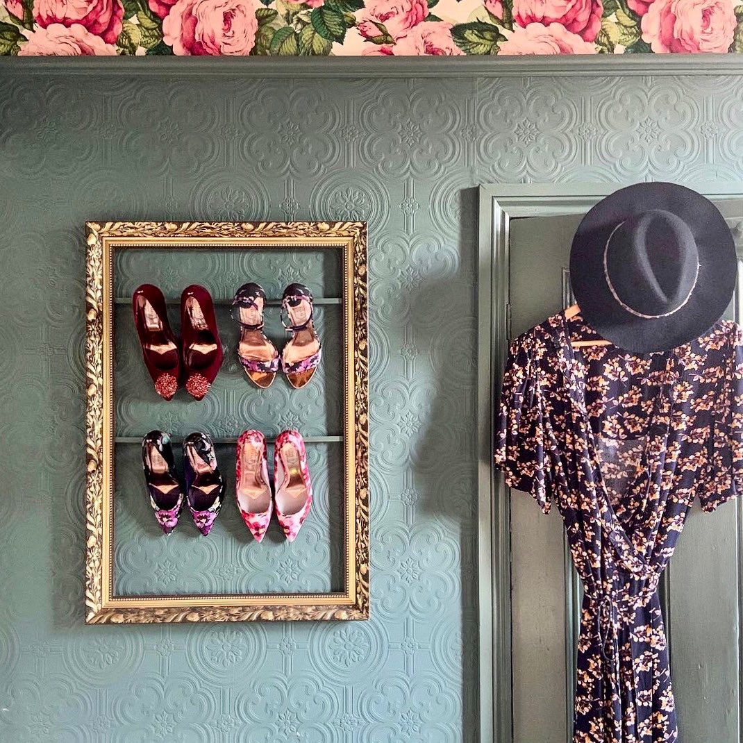 victorycolours's tweet photo. A masterclass in @anaglyptauk by @mysunderlandcottage. These timeless wallpaper designs are both beautiful and functional.They cover up plaster and wall imperfections, can be easily updated with just a fresh lick of paint #anaglypta
#edwardianhouse
#colourfulhome
#colourfuldecor https://t.co/6zzRUOu7lT