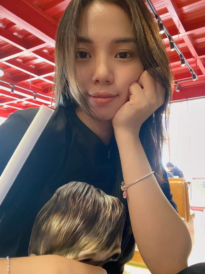 nolovemaxsome's tweet photo. Đụ có 5 anh mà mặt ngu luôn https://t.co/c1dBiDEfXg