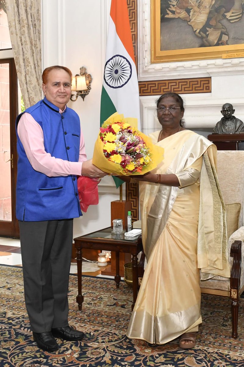 प्रो नागेश्वर राव, कुलपति इग्नू ने माननीय राष्ट्रपति श्रीमती द्रौपदी मुर्मू जी से मुलाकात की।