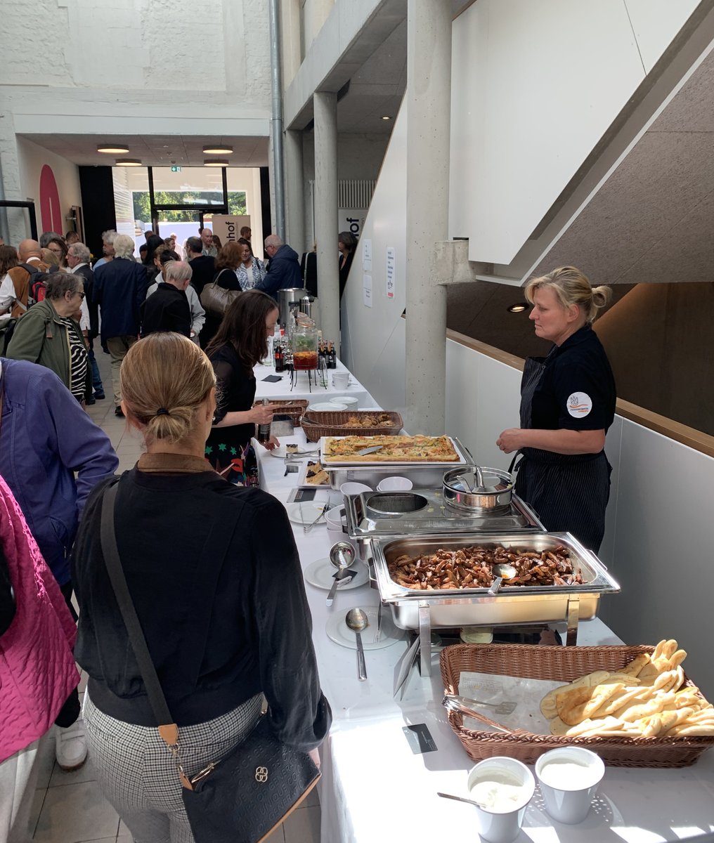 BA_Eims's tweet photo. Einweihung "#steeedt"-das fiel noch auf: Wunderschöne Räume für #Bücherhalle und #Elternschule, neuer Cafe-Betreiber Asir Özek ist auch noch ein super Musiker, Büfett soll wohl auch lecker gewesen sein.😏 https://t.co/KEjlnm9748