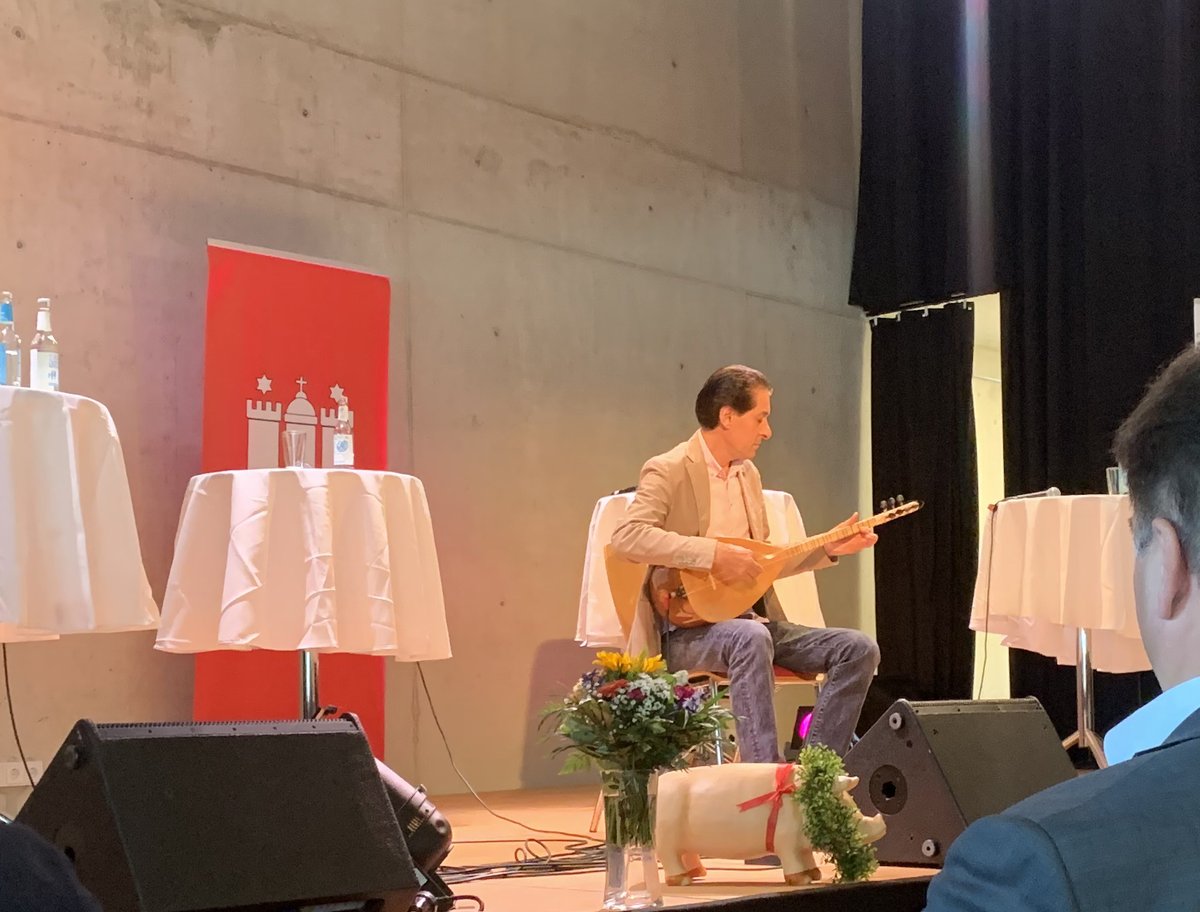 BA_Eims's tweet photo. Einweihung "#steeedt"-das fiel noch auf: Wunderschöne Räume für #Bücherhalle und #Elternschule, neuer Cafe-Betreiber Asir Özek ist auch noch ein super Musiker, Büfett soll wohl auch lecker gewesen sein.😏 https://t.co/KEjlnm9748