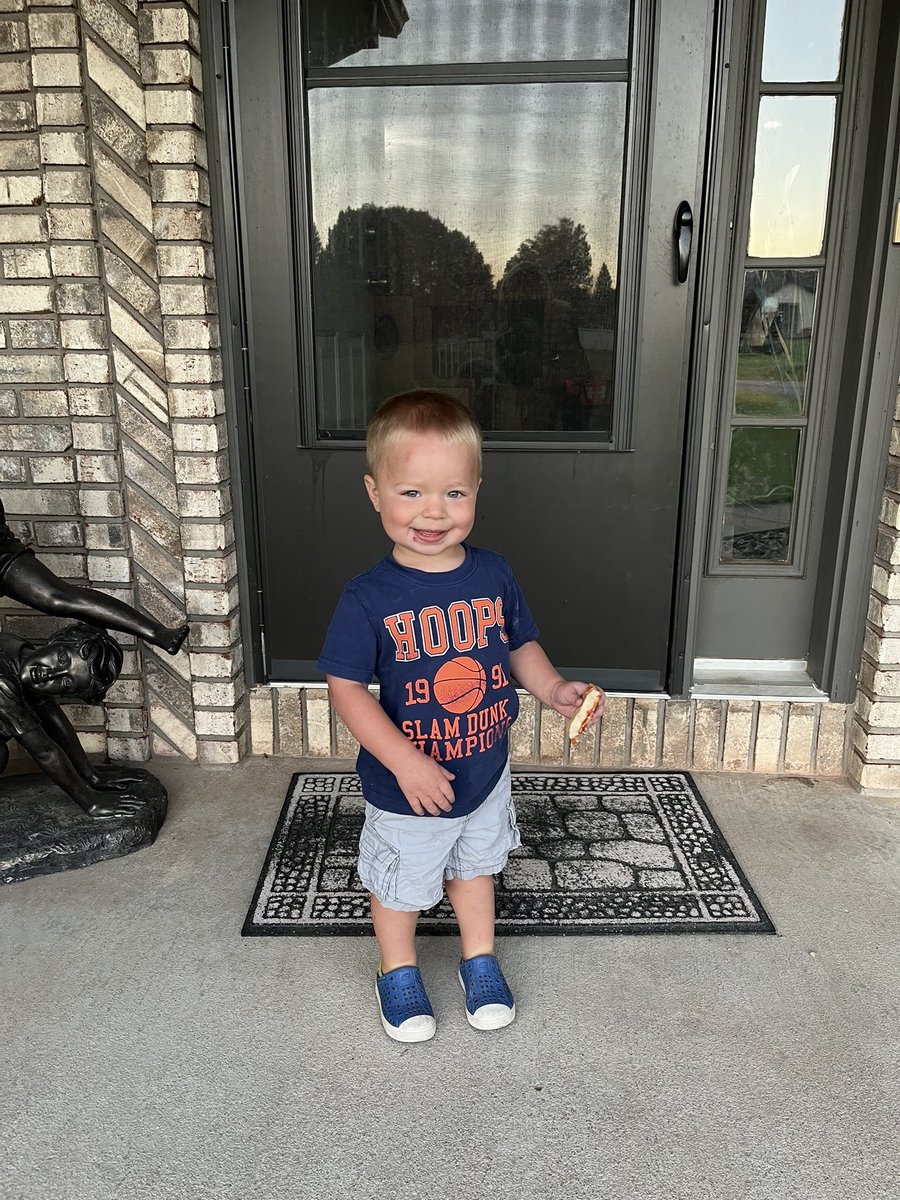 TaraVanCaster's tweet photo. My New Partner! Welcome #firstdayofschool They are the best! https://t.co/GnGhruswuw