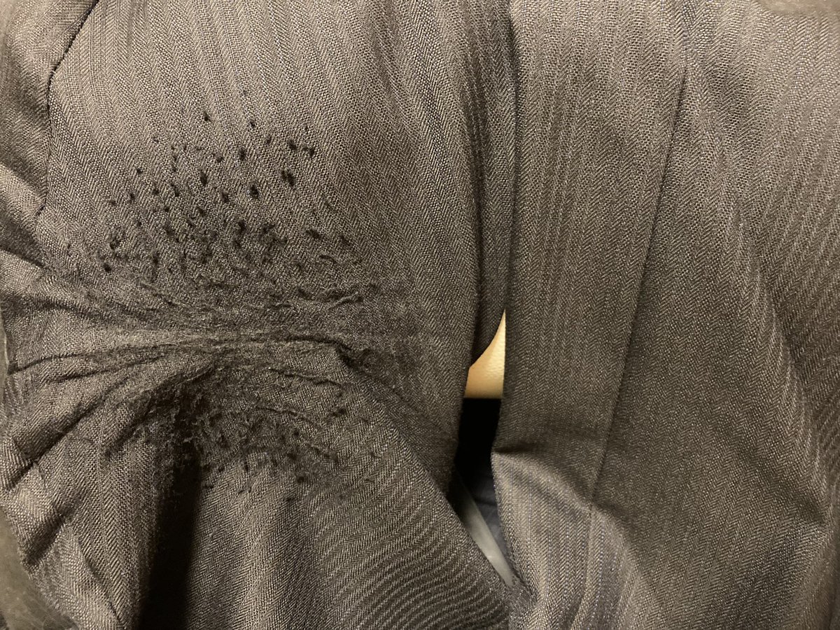 investor_poko's tweet photo. イオンで買ったスーツのズボンが下ろして１日で股の部分がモケモケになった件🙄

イオンのテロンテロン生地のスーツは買ったらダメ🙅‍♂️と敢えて株主は言います😡
毛玉の注意書きしてても１日はアウト！！

#イオン
#TOPVALUOFFICIAL https://t.co/HaTbXeF39y