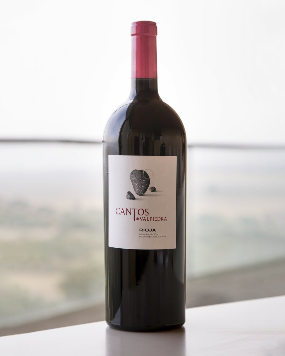 Color púrpura con destellos violáceos. Aroma a frutos negros y endrinas maduras. Sabor fresco que recuerda a maderas finas. 

Todo esto lo encontrarás en una sola copa de Cantos de Valpiedra.