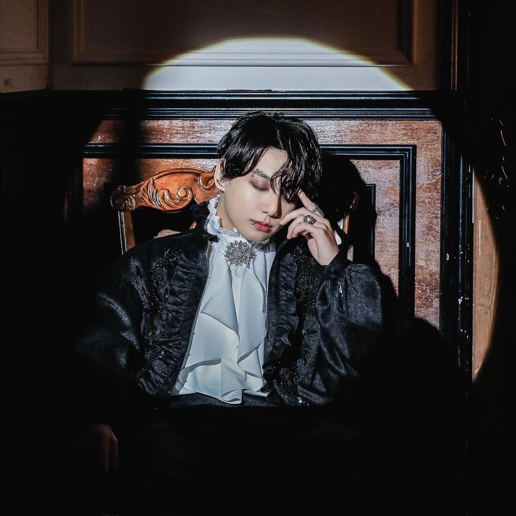 kiss_seven7's tweet photo. [📸] Hilo con las nuevas imágenes HD del detrás de escena de la sesión fotográfica de #JUNGKOOK para su Special 8 Photo-Folio compartidas por Naver. (1)

                 "Me, Myself and Jungkook" https://t.co/MM9dkHztRc