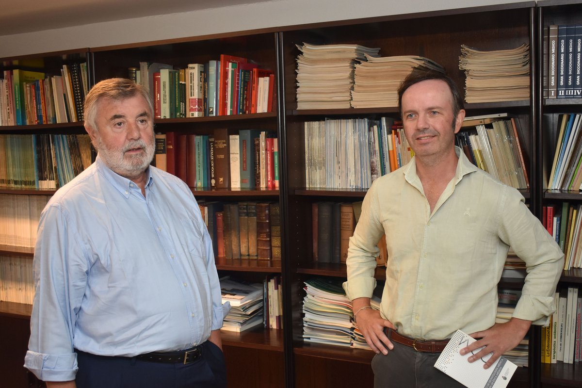 COMC_Oficial's tweet photo. Esta mañana, nuestro presidente Luciano Vidán, recibió en la sede ferrolana del #COMČ al director general de Mayores y Atención Sociosanitaria de la @Xunta, Antón Acevedo, para analizar el posible uso por parte de la Consellería de Política Social del inmueble con fines sociales. https://t.co/QvcREWLjDU