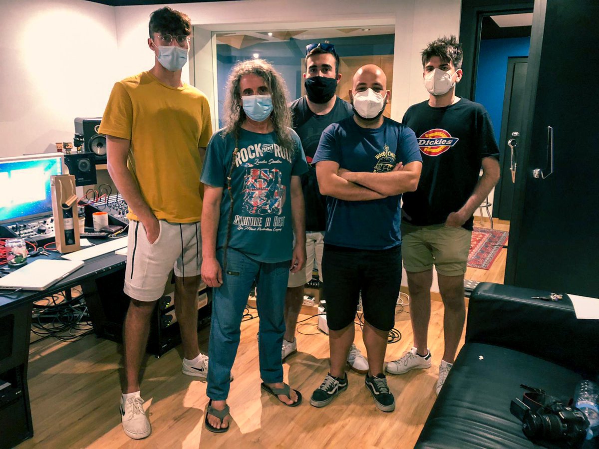 edenaband's tweet photo. Han pasado más de dos años de estas fotos, de la producción de nuestro primer EP. Han pasado muchas cosas desde entonces, pero ya es hora de soltar el trabajo realizado desde hace tanto tiempo. Apuntad fecha, 23 de septiembre.

#edena #music #septiembre #album #newalbum #NewMusic https://t.co/40rxUfpRQV