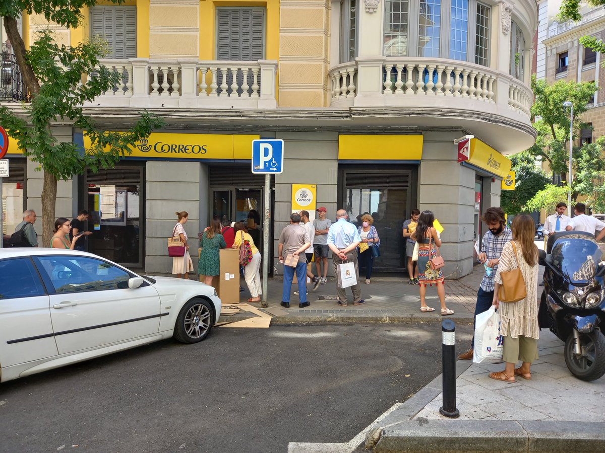 ivanhilliard01's tweet photo. Cola en frente de @Correos de c/alburquerque ahora. Claro, con un horario de verano hasta 15 de septiembre, y la zona atrás para recoger paquetes cerrada. Tiempo de espera...quien sabe!🙄🙄 
Que verguenza de servicio.
#Madrid #madridmola https://t.co/4fGYrZTCDd