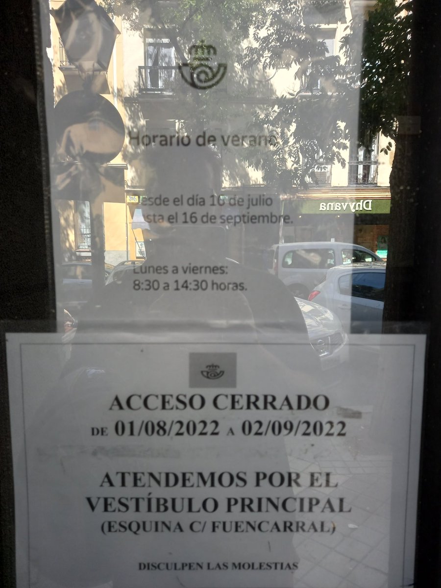 ivanhilliard01's tweet photo. Cola en frente de @Correos de c/alburquerque ahora. Claro, con un horario de verano hasta 15 de septiembre, y la zona atrás para recoger paquetes cerrada. Tiempo de espera...quien sabe!🙄🙄 
Que verguenza de servicio.
#Madrid #madridmola https://t.co/4fGYrZTCDd