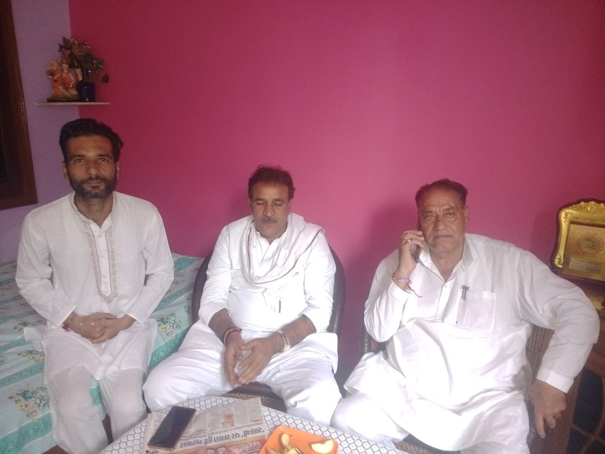 schnsharma198's tweet photo. आज अपने आवास मवाना में चर्चित पूर्व विधायक माननीय उमेश मालिक जी @UmeshMalikBJP1 जी से सप्रेम भेंट हुई एवं उन्होंने जन्मदिन की शुभकामनाये भी दी।
सचिन शर्मा
प्रदेश कार्यालय प्रभारी 
राष्ट्रीय गौ सेवा संघ @RGSSUP @BJP4UP @NagiSonika @Upamasharma12 @CMOfficeUP https://t.co/XHGWtMpfL0