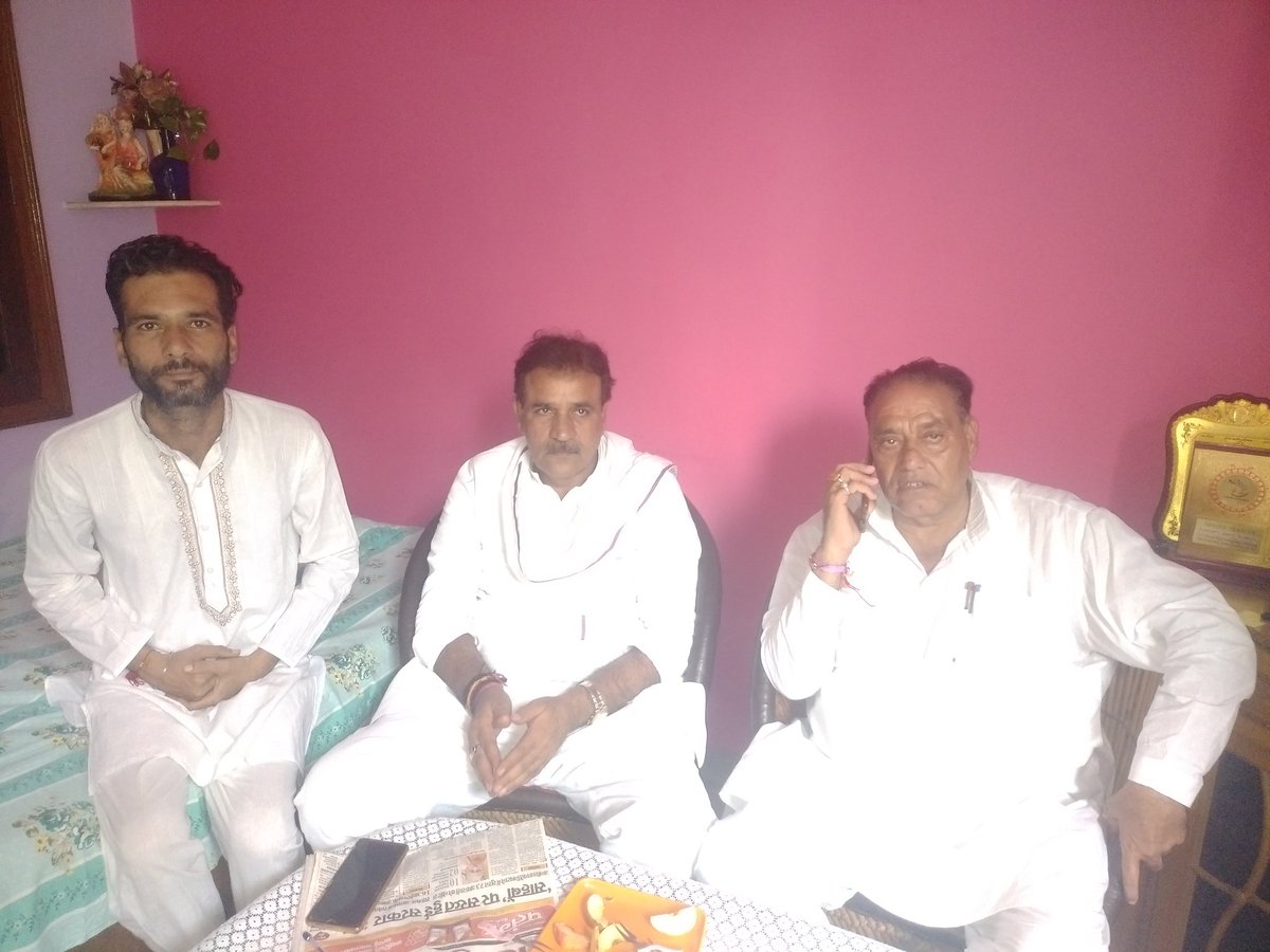 schnsharma198's tweet photo. आज अपने आवास मवाना में चर्चित पूर्व विधायक माननीय उमेश मालिक जी @UmeshMalikBJP1 जी से सप्रेम भेंट हुई एवं उन्होंने जन्मदिन की शुभकामनाये भी दी।
सचिन शर्मा
प्रदेश कार्यालय प्रभारी 
राष्ट्रीय गौ सेवा संघ @RGSSUP @BJP4UP @NagiSonika @Upamasharma12 @CMOfficeUP https://t.co/XHGWtMpfL0