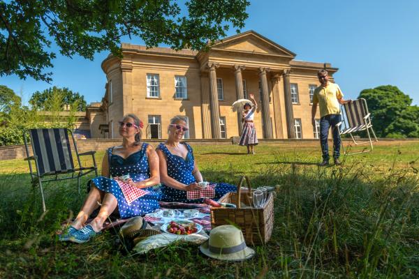Join <a href="/aquietwordleeds/">A Quiet Word</a> for a gentle performance stroll around Roundhay Park in Meet Me At The Mansion. It's only on for a few days so Book Book Book! 
leedsinspired.co.uk/events/meet-yo…
