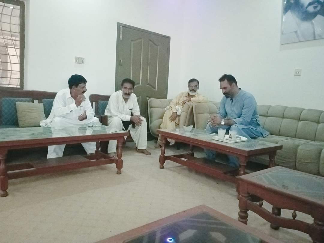 Sadhraich288's tweet photo. ملاقاتوں کا سلسلہ شروع
خالد نواز سدھریچ امیدوار برائے صوبائی اسمبلی حلقہ پی پی 121 ٹوبہ ٹیک سنگھ چک نمبر 263گ ب سے آئے ھوئے ایک
تین رکنی وفد کیساتھ اپنے ڈیرہ پر ملاقات کر رھے ھیں اور ان
کی گذارشات سن رھے ھیں
#tobateksingh #PP121 #PTIOfficial #khalidnawazsadhraich #electioncompain https://t.co/gmgPp4UyR7