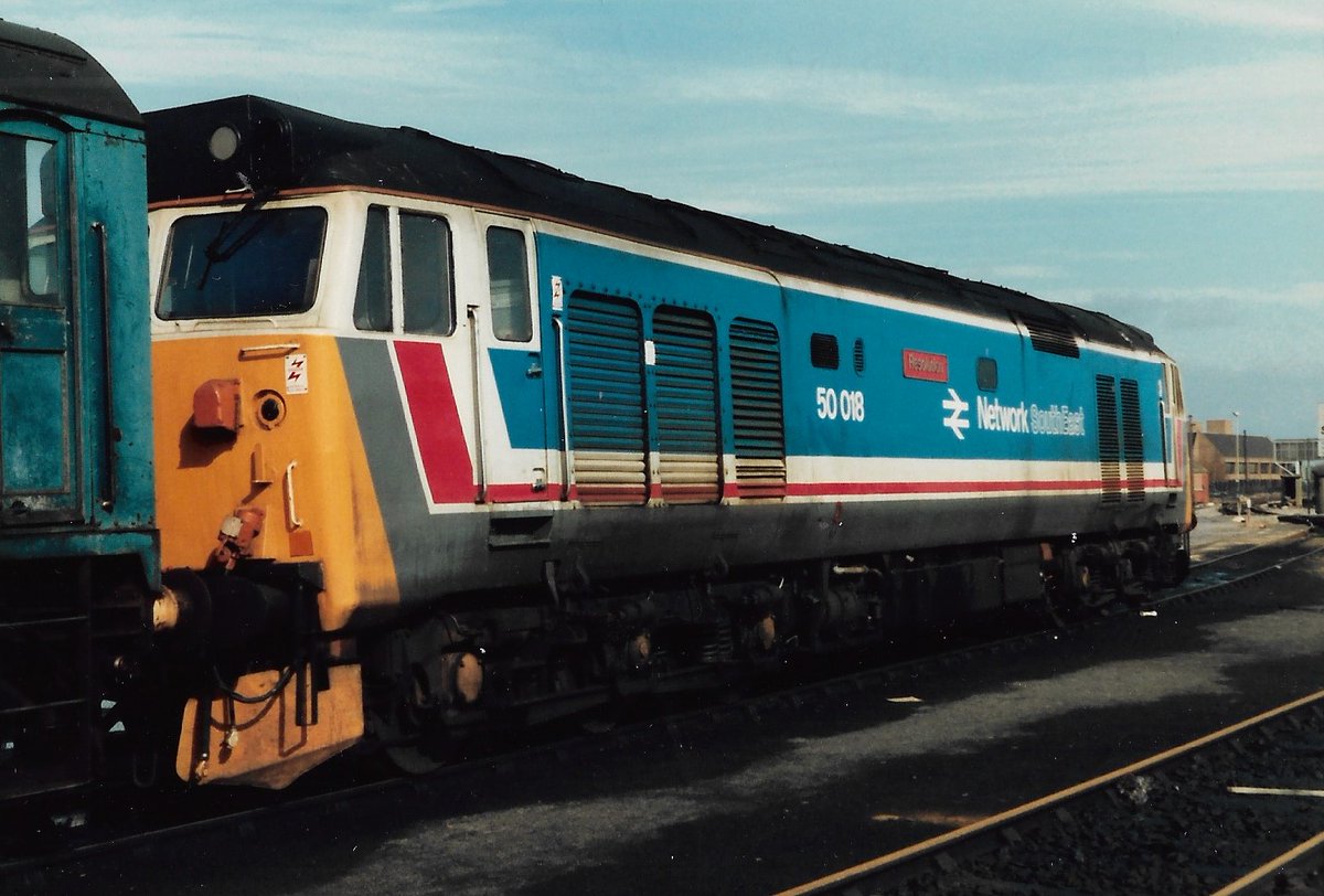 SalopianLyne's tweet photo. Swindon 28th February 1987
British Rail Class 50 diesel loco 50018 'Resolution' in original Network South East livery complete with a set of mini ploughs stands on the stabling point next to a Gronk
#BritishRail #Class50 #Resolution #Swindon #NetworkSouthEast #trainspotting 🤓 https://t.co/ifLX0ocUMP