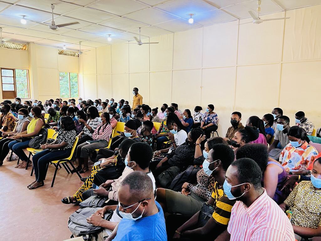 eugeneoseitutu's tweet photo. Mercy - I spent my morning with final year students of the department of publishing studies KNUST speaking about the media, my job, and life after school. 

#HeavenHasAPlan https://t.co/X0adM4vlmw