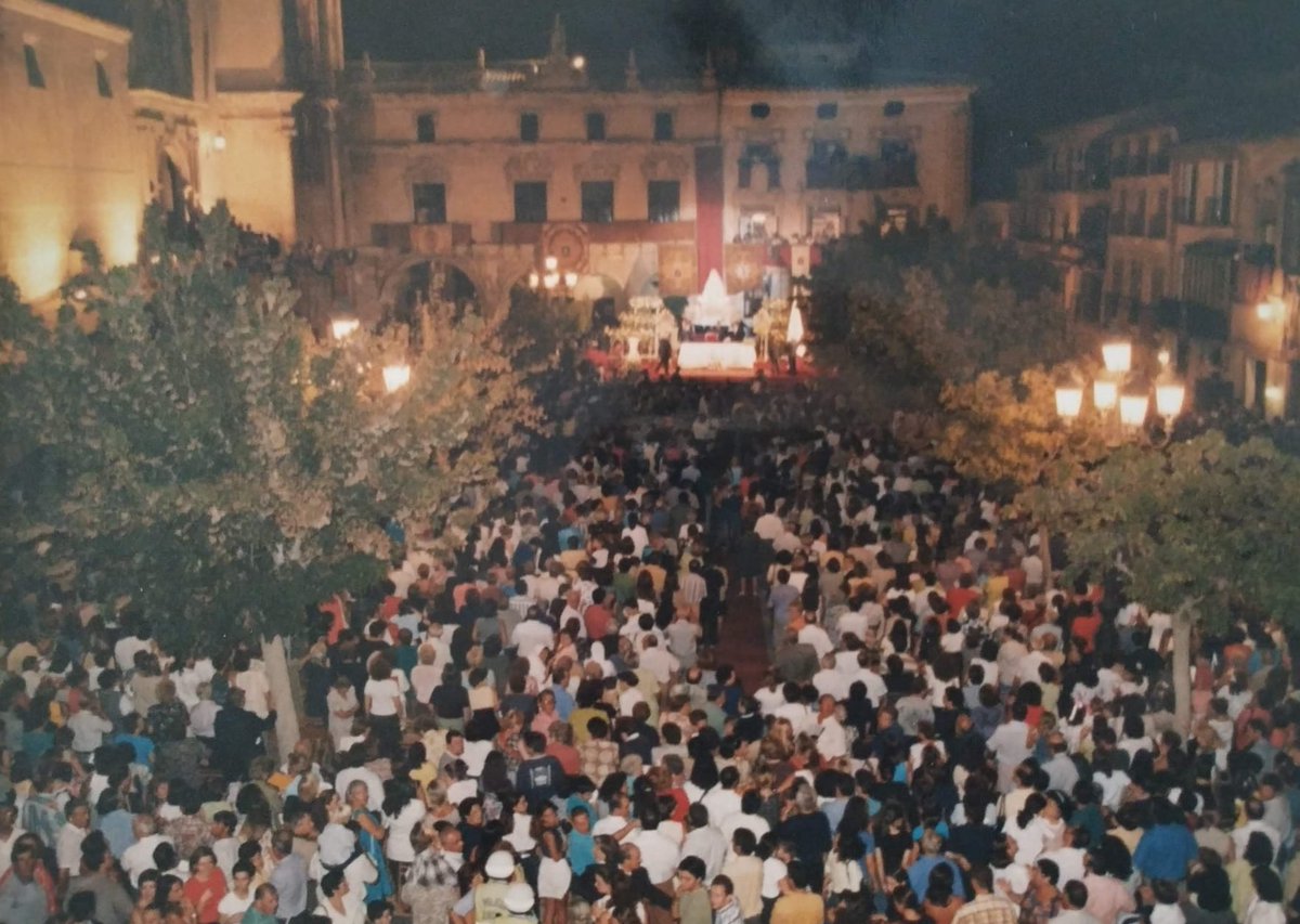 PasoBlanco_3's tweet photo. Más de 5000 blancos arroparon a la Virgen de la Amargura en la Plaza de España el día de su Coronación. Nadie quiso perderse un evento histórico que quedará en nuestra memoria para siempre.
#25CoronaciónAmargura https://t.co/Z2DLDZVsSV