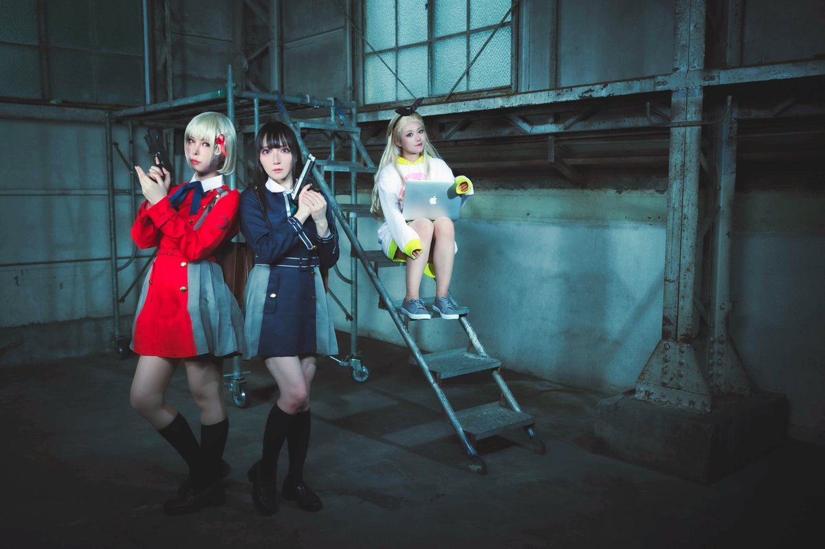 usamizaka_usari's tweet image. 【コスプレ☞リコリス・リコイル】

〚 喫茶リコリコ併せ☕ 〛

全部、わたし（ボク）たちの&quot;日常&quot;なんだ。

千束→ アル（ @kawa1013r ）
たきな→うさり（ @usamizaka_usari  ）
クルミ→まみゅ（ @MmMm_sid ）

1.4→ @yamasemi_  📸
2.3→ @faf_jou  📸
#リコリス・リコイル  #リコリコ