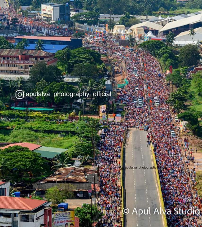 bharathshetty_y's tweet photo. Massive crowd gathered at the ground and roads is a huge testimony to people's love, trust and unstinted support for PM @narendramodi .

Lokarpan and Shilanyas of Development of Projects worth 3800 Crs in our Mangaluru North Constituency has been done by PM.
ಸೊಲ್ಮೆಲು ಮೋದಿಜಿ. https://t.co/PYXYXeSkr9