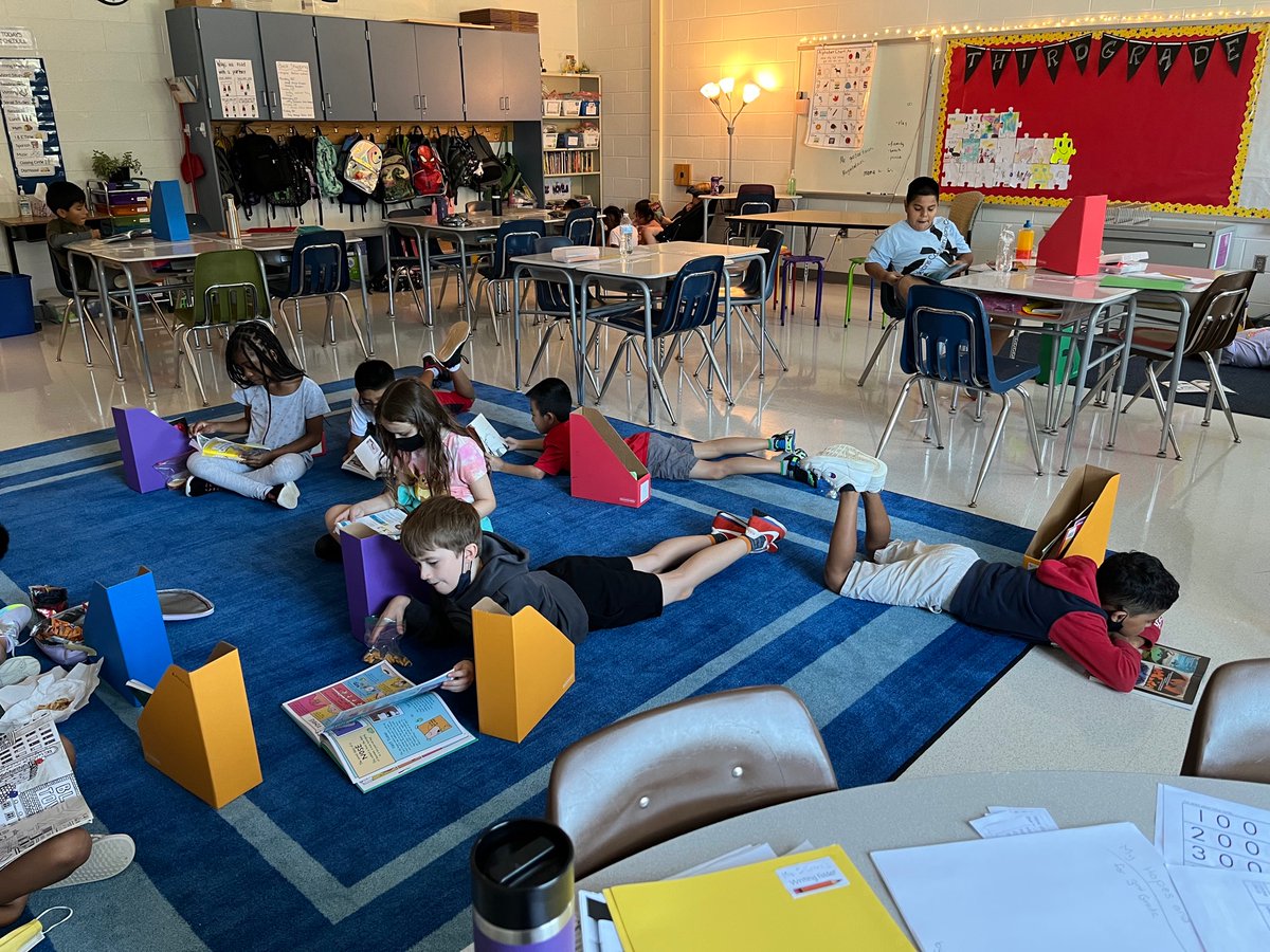 ElizabethDCruz3's tweet photo. Off to a great start in third grade! We finished our second week of school feeling “in love with our books” during reading and sharing out strategies in math. @WoodburnES_3rd https://t.co/XqDWHwa3bI