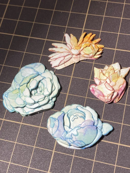 ちょっと作業時間について聞かれたんですけど、この辺のお花パーツひとつ作るのに大体3時間くらいかかってます。特に今回は色の滲みもあって線が多いので、パーツ分けする前にイラストとにらめっこして頭の中でどの線で分割するかを悩む時間がかなりあります。 