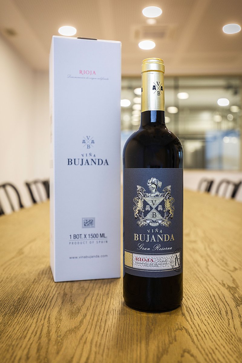 Imagínate catando una copa de nuestro Viña Bujanda Gran Reserva.

Destaca por su pigmento rojo cereza y ribete azulado. Su aroma inconfundible a trazas de vainilla, madera y especias. 

Un vino redondo, con elegancia y frescura.