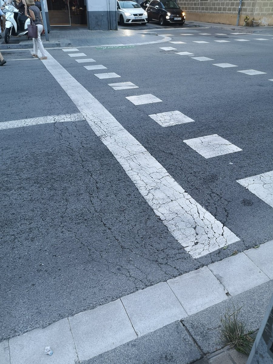 ferranibanez's tweet photo. Aquest esvoranc a la cantonada cr. Francesc Macià amb cr. de Sagunt ens fa tremolar el bloc cada cop que hi passa un bus. Esquerdes a tota la finca, goteres a la teulada,... 2 mails al #sac i res. Hi fareu alguna cosa @AjBadalona ? Gràcies! https://t.co/hFKOiHMsw7