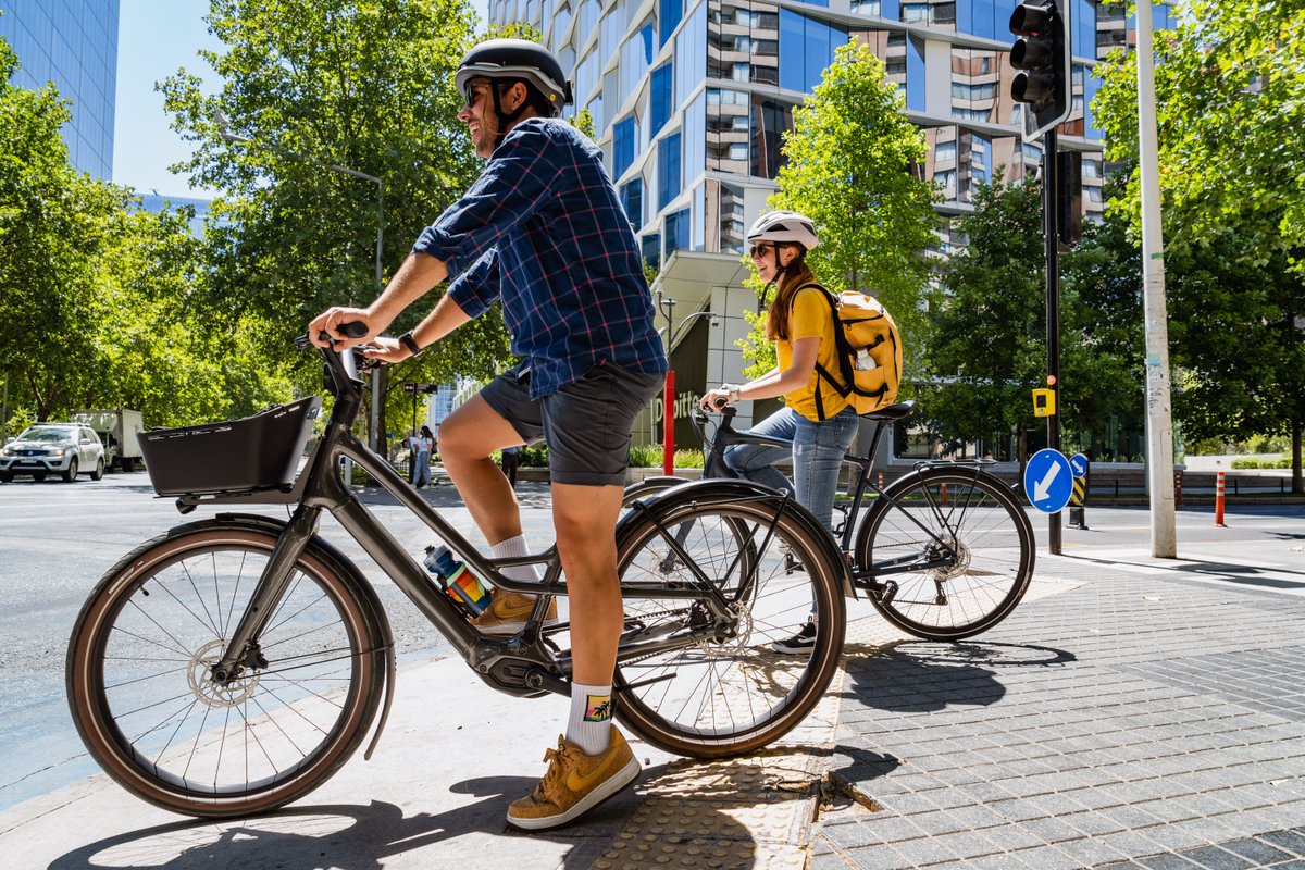 Cada día más personas optan por la bici como medio de transporte, pero aún hay un largo camino por recorrer. Hoy, el 12% de los ciudadanos usa la bicicleta, pero lamentablemente, el parque automotriz crece a mayor escala.

Y tú, ¿cómo te mueves?

Seamos el cambio #VamosEnBici