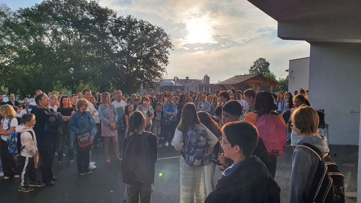 Il y avait du monde ce matin à <a href="/CLG_pmc79/">Collège Pierre et Marie Curie Niort</a> pour la journée d'accueil des 6èmes. Avant un dernier petit "à ce soir", les familles  laissent leurs enfants à #teamCurie pour une scolarité épanouie.🤗
Parents "à lundi en huit" pour la réunion avec les équipes.