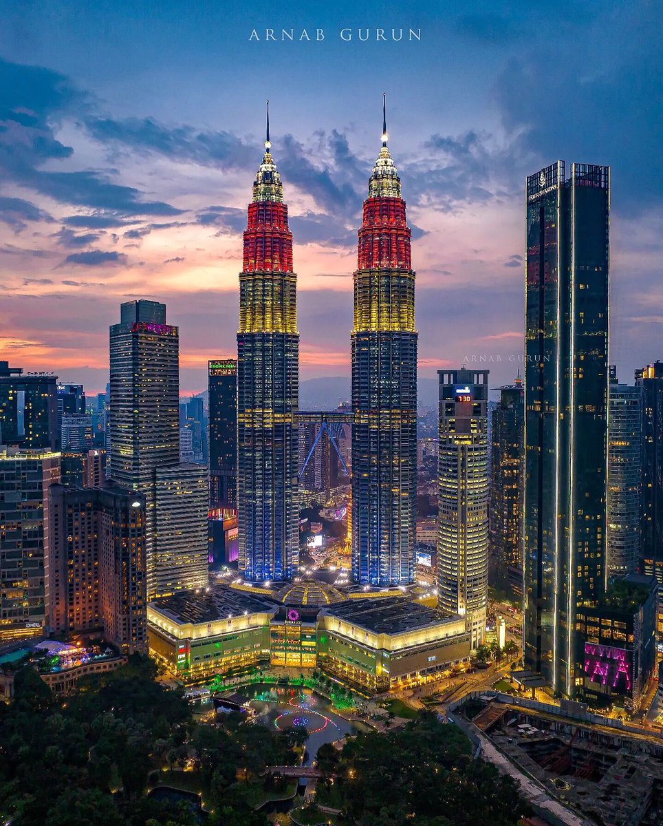 KreativerKlubKL's tweet photo. Malaysia dihatiku🇲🇾🫶🏼
📸 IG Photo Credit: @arnabgurun
#kreativerklubkl #kreativerklub #kkkl #kualalumpur #malaysia #mavic3 #DjiMalaysia #dji #djiglobal_official #droneoftheday #dronepixel #droneglobe #klcc #skyscraper #klgems #klgemstravel #klgemsofficial #discoverkualalumpur https://t.co/Sc1zYKbH6J