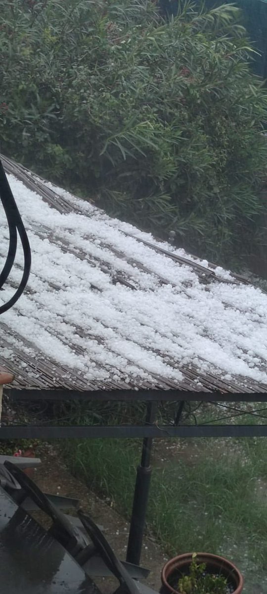 🔴 Chutes de grêle importantes sous l’orage en cours entre la Vaunage et le bassin Nîmois ⚡️ Soyez prudents, des pluies diluviennes se produisent. Postez vos infos ⤵️ #orages #Occitanie #Nîmes #Gard