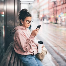 Barometer Digitale Inclusie: ondanks de stijgende digitalisering, loopt bijna één Belg op twee het risico van digitale uitsluiting. Lees er hier meer over: kbs-frb.be/nl/ondanks-de-…