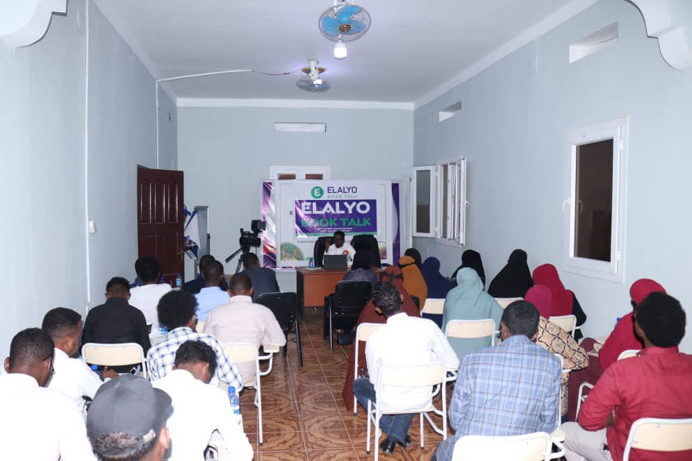 KaaliyeLC50's tweet photo. Xoghayaha kaaliye mudane @KhadarAbdiAbdi3 waxuu marti ku ahaa madasha  Elalyo Book Talk.
Waxuuna soo jeediyay buugga "The Leadership Challenge" oo ay wada qoreen"James Kouzes iyo Barry Posnor". 
Waxaa mahad mudan Aga- Faarax Cali Isxaaq iyo dhamaandadkii kasoo qayb galay madasha. https://t.co/zbFj62jmSc