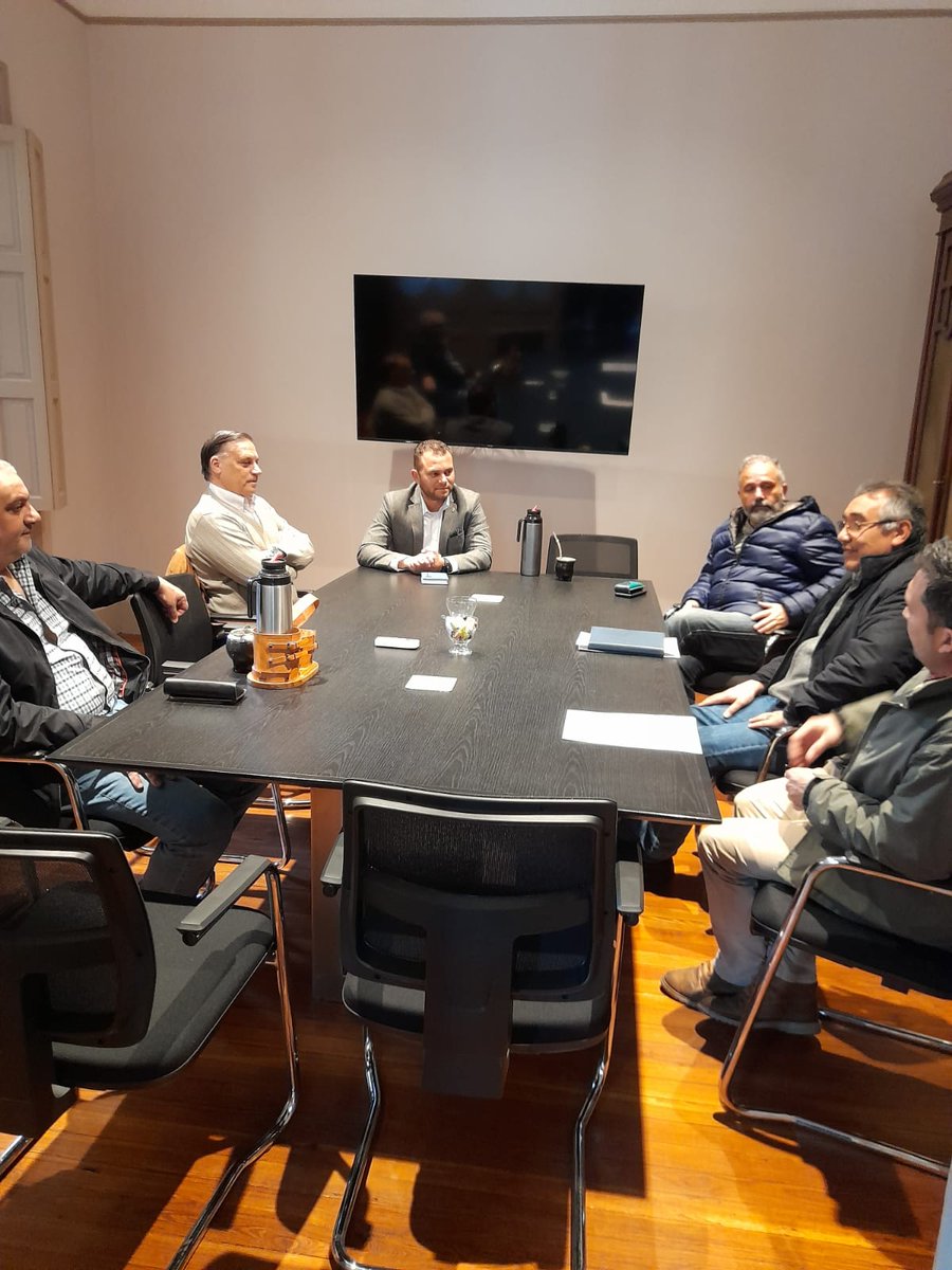 DiputadosUY's tweet photo. Hoy viernes 2 de setiembre, los diputados integrantes de la Comisión de Transporte, Comunicaciones y Obras Públicas, @RodrigoAlberna3, @liclerete, @varela2121 y @martintf1, se reunieron con las autoridades del Centro Comercial e Industrial del departamento de Salto. https://t.co/yHmkPHWvzd