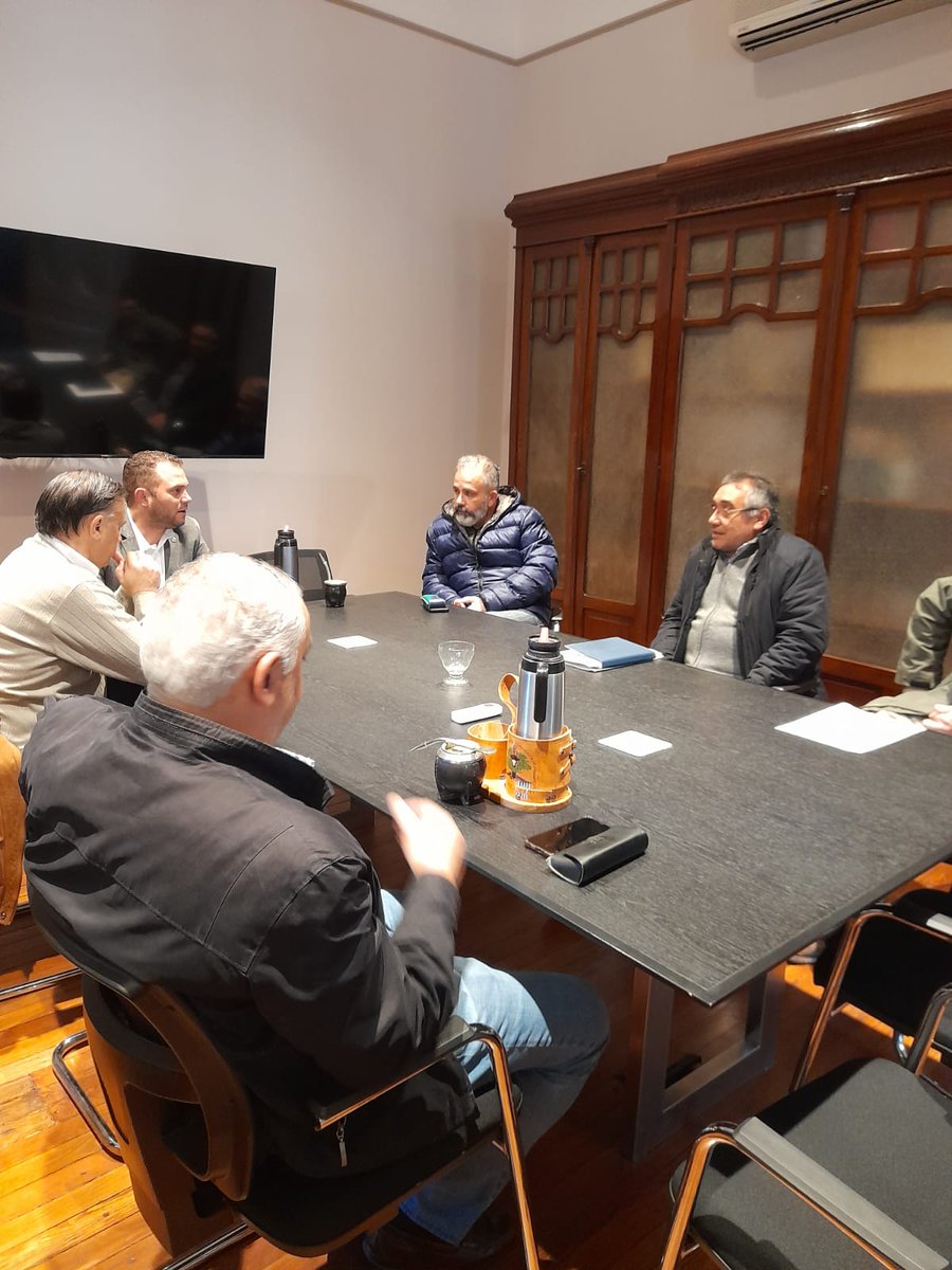 Hoy viernes 2 de setiembre, los diputados integrantes de la Comisión de Transporte, Comunicaciones y Obras Públicas, <a href="/RodrigoAlberna3/">Rodrigo Albernaz</a>, <a href="/liclerete/">Lic. Alfonso Lereté</a>, <a href="/varela2121/">Carlos Varela Nestier</a> y <a href="/martintf1/">Martín Tierno</a>, se reunieron con las autoridades del Centro Comercial e Industrial del departamento de Salto.