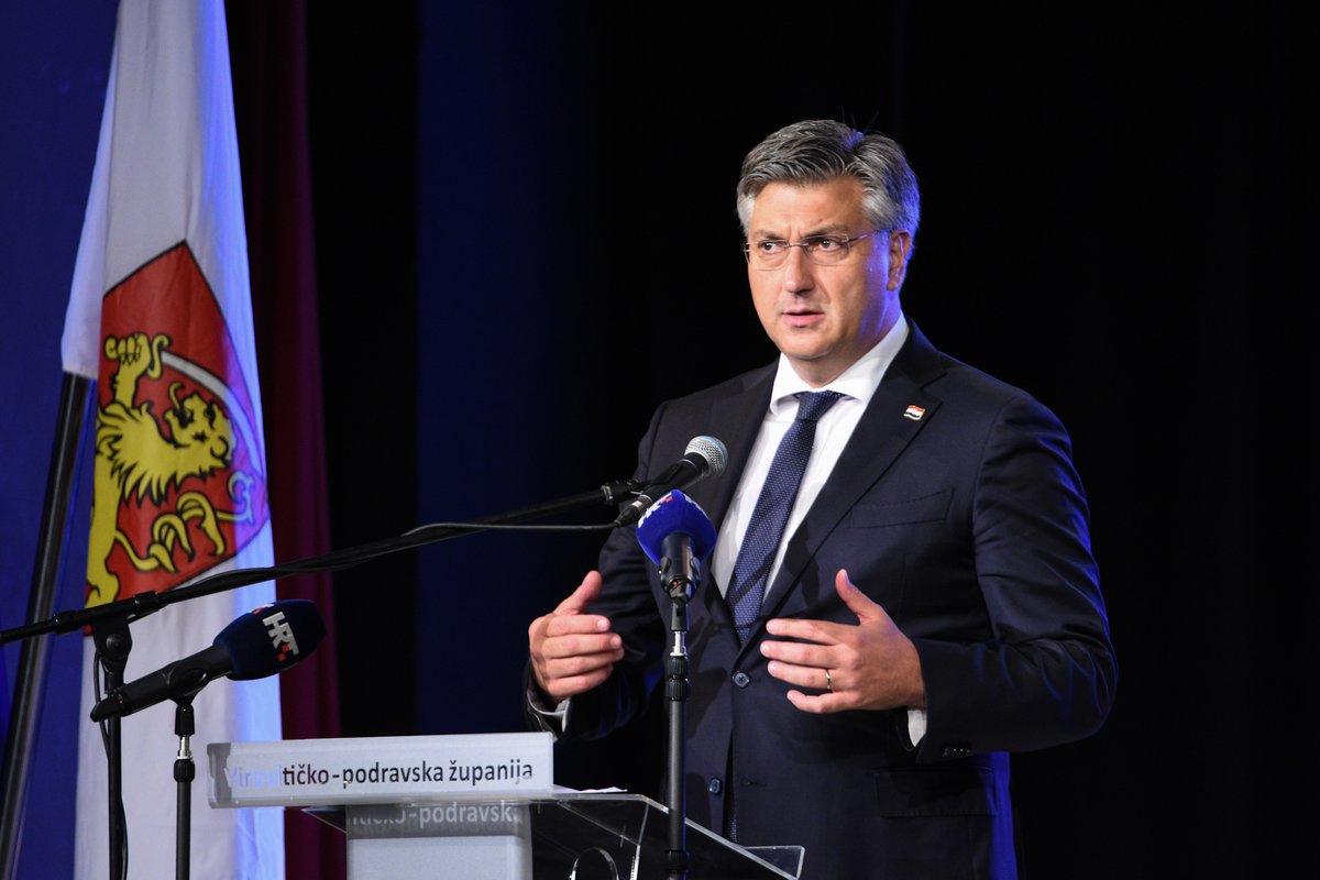 VladaRH's tweet photo. PVRH @AndrejPlenkovic na obilježavanju Dana Virovitičko-podravske županije: Svim žiteljima čestitam njihov dan! Kao i u #COVID19 krizi, kada je ovdje za 8.000 radnika u privatnom sektoru isplaćeno više od 100 milijuna kn za plaće, tako ćemo pomoći i u energetskoj krizi. https://t.co/5yQbijN0fw
