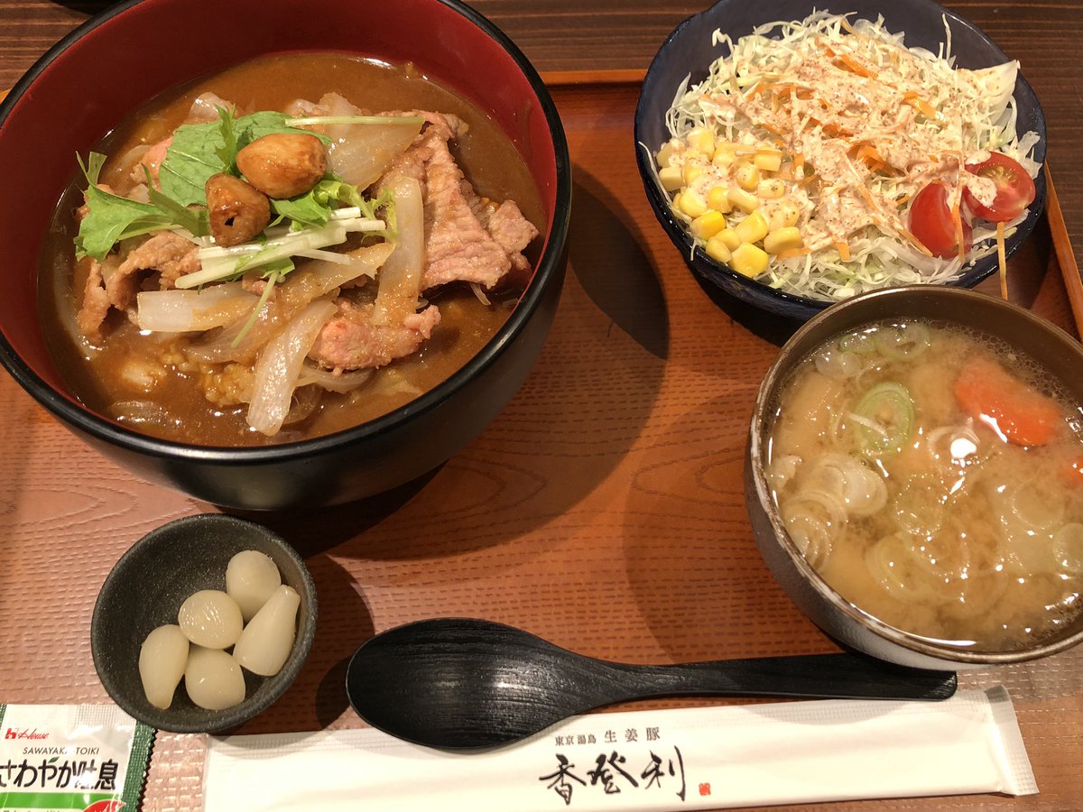 shachi_grm's tweet photo. 神田カレーマイスターへの道🍛
その6「生姜豚　香登利」さん
生姜豚カレー丼を食べました！並盛1000円で腹はち切れる量だった。カレーはちょうどいい辛さでご飯べっちゃべちゃに浸るくらい粘度低めの具なしルーがかかってるの最高だった。カレーにも負けないくらい生姜豚の生姜がガツンとしててよき。 https://t.co/1u6NgoM6VX