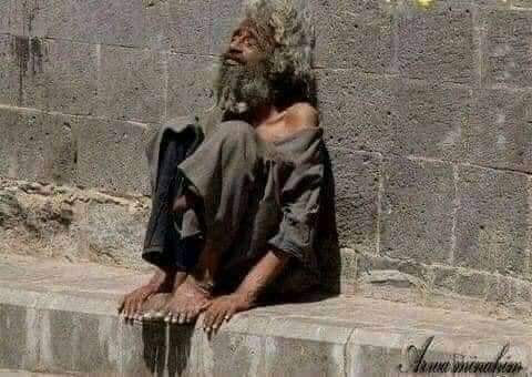 🔮على رصيف الإنتظار ، رجل عجوز يهمس للعابرين :
 " حذاري أن تحبوا من أعماق قلوبكم " ...😒
مع / ضد 
منقووول