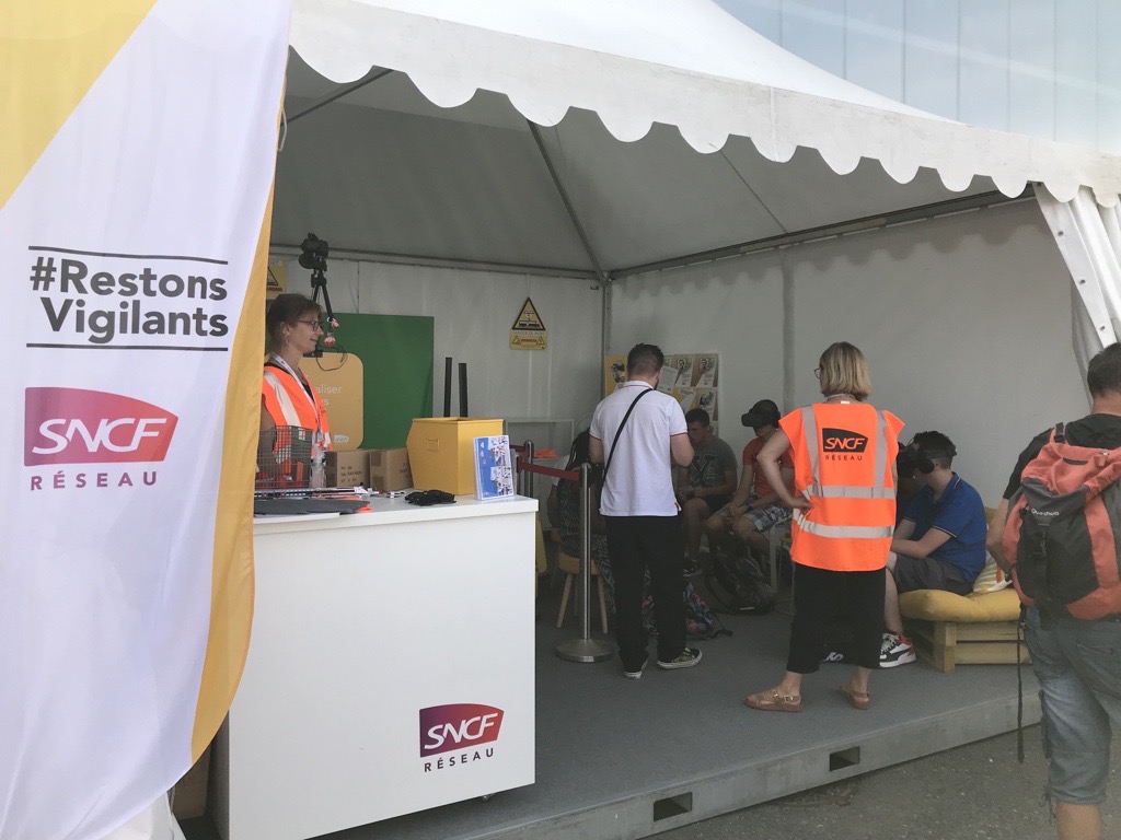 laurence_berrut's tweet photo. ⚠️Sécurité avant tout ! @SNCFReseau mène une action de prévention sur les intrusions dans les emprises ferroviaires @foiredechalons. Venez sur notre stand les 2 &amp; 3 septembre, vous apprendrez les gestes et comportements qui vous protègent !
+🔗d'infos : https://t.co/znmhudz8o4 https://t.co/SeJRXrVwKI