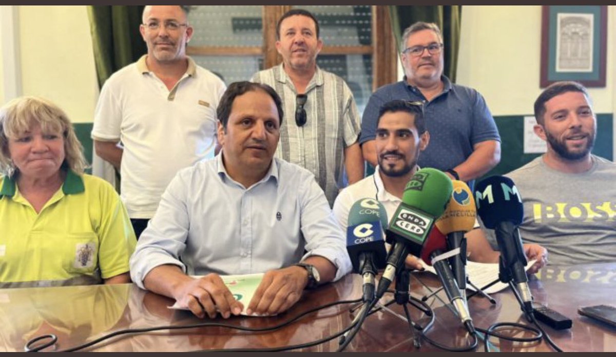 PlayMelTv's tweet photo. Desconvocada oficialmente la huelga de trabajadores de la limpieza tras la mediación realizada por el consejero de @MedioAmbienteML @hmohat01 entre empresa y trabajadores, que ha logrado que se alcance un acuerdo beneficioso para ambas partes y que se desarrollará en 2023. https://t.co/aHDAQWrcF2