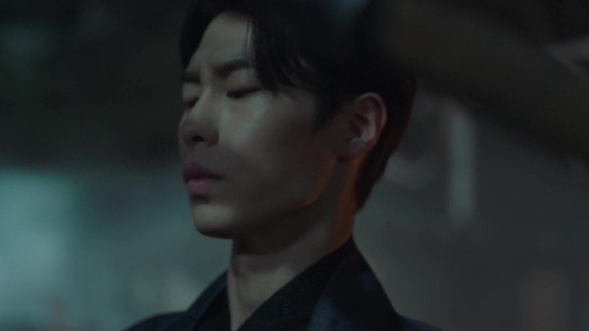 calmpleasure07's tweet photo. jang uk is about to be so feared by everyone. not just bc he has the energy of the kings star or that bc he’s pissed etc etc. but bc he was literally trained by the most feared shadow assassin, the cruel merciless shadow assassin https://t.co/hyA9g1DNoP