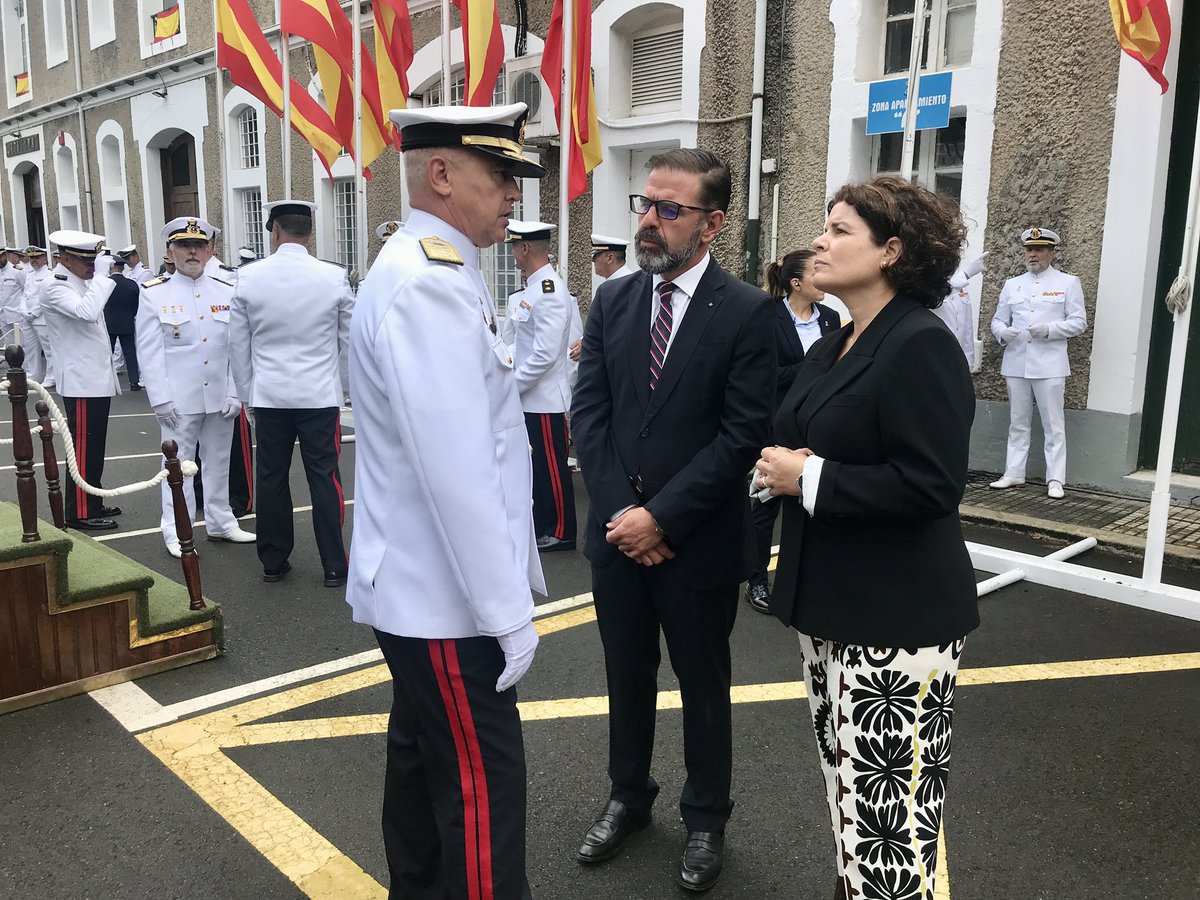 DelegGobGAL's tweet photo. A subdelegada do Goberno na #Coruña, @MRivasL, na toma de posesión do novo Comandante da #FUPRO, Manuel García Ortiz, que se pon á fronte de máis de 1.500 efectivos cuxo principal labor é proporcionar seguridade aos intereses da @Armada_esp en territorio nacional e internacional https://t.co/05l4BWer8X