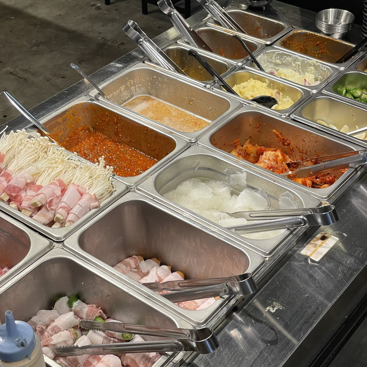 ทนความแมสไม่ไหวจนต้องไปลอง 🥺 ปรากฎนั่งกินจนจุกเพราะอร่อยทุกอย่างจริง! เป็นบุฟเฟต์เกาหลีที่อร่อยคุ้มเกินราคาไปมากก น้ำจิ้มเครื่องเคียงดือหมด มีพนง.ย่างให้ มีใบงา ไม่จำกัดเวลาไปอี๊ก 🐷🫰🏻

💸 คนละ 349.- (net) รวมน้ำ
📍 ร้าน Sam Gyub Sal  (สาขาห้วยขวาง)