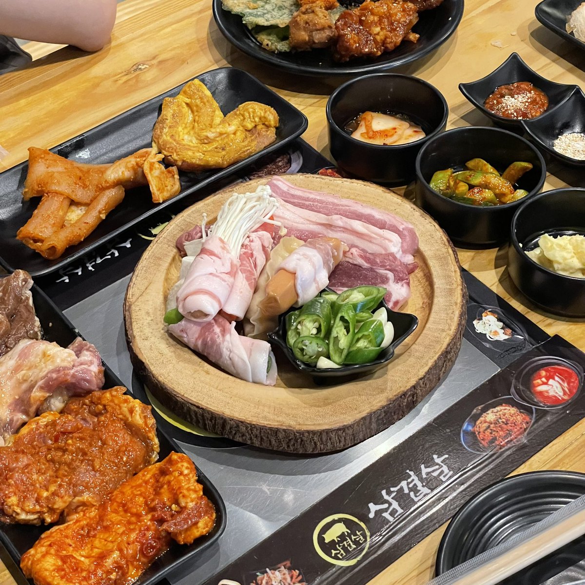 Thookboktor's tweet photo. ทนความแมสไม่ไหวจนต้องไปลอง 🥺 ปรากฎนั่งกินจนจุกเพราะอร่อยทุกอย่างจริง! เป็นบุฟเฟต์เกาหลีที่อร่อยคุ้มเกินราคาไปมากก น้ำจิ้มเครื่องเคียงดือหมด มีพนง.ย่างให้ มีใบงา ไม่จำกัดเวลาไปอี๊ก 🐷🫰🏻

💸 คนละ 349.- (net) รวมน้ำ
📍 ร้าน Sam Gyub Sal  (สาขาห้วยขวาง) https://t.co/F3nBs0qbmx