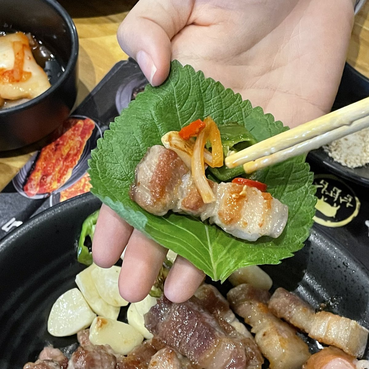 Thookboktor's tweet photo. ทนความแมสไม่ไหวจนต้องไปลอง 🥺 ปรากฎนั่งกินจนจุกเพราะอร่อยทุกอย่างจริง! เป็นบุฟเฟต์เกาหลีที่อร่อยคุ้มเกินราคาไปมากก น้ำจิ้มเครื่องเคียงดือหมด มีพนง.ย่างให้ มีใบงา ไม่จำกัดเวลาไปอี๊ก 🐷🫰🏻

💸 คนละ 349.- (net) รวมน้ำ
📍 ร้าน Sam Gyub Sal  (สาขาห้วยขวาง) https://t.co/F3nBs0qbmx