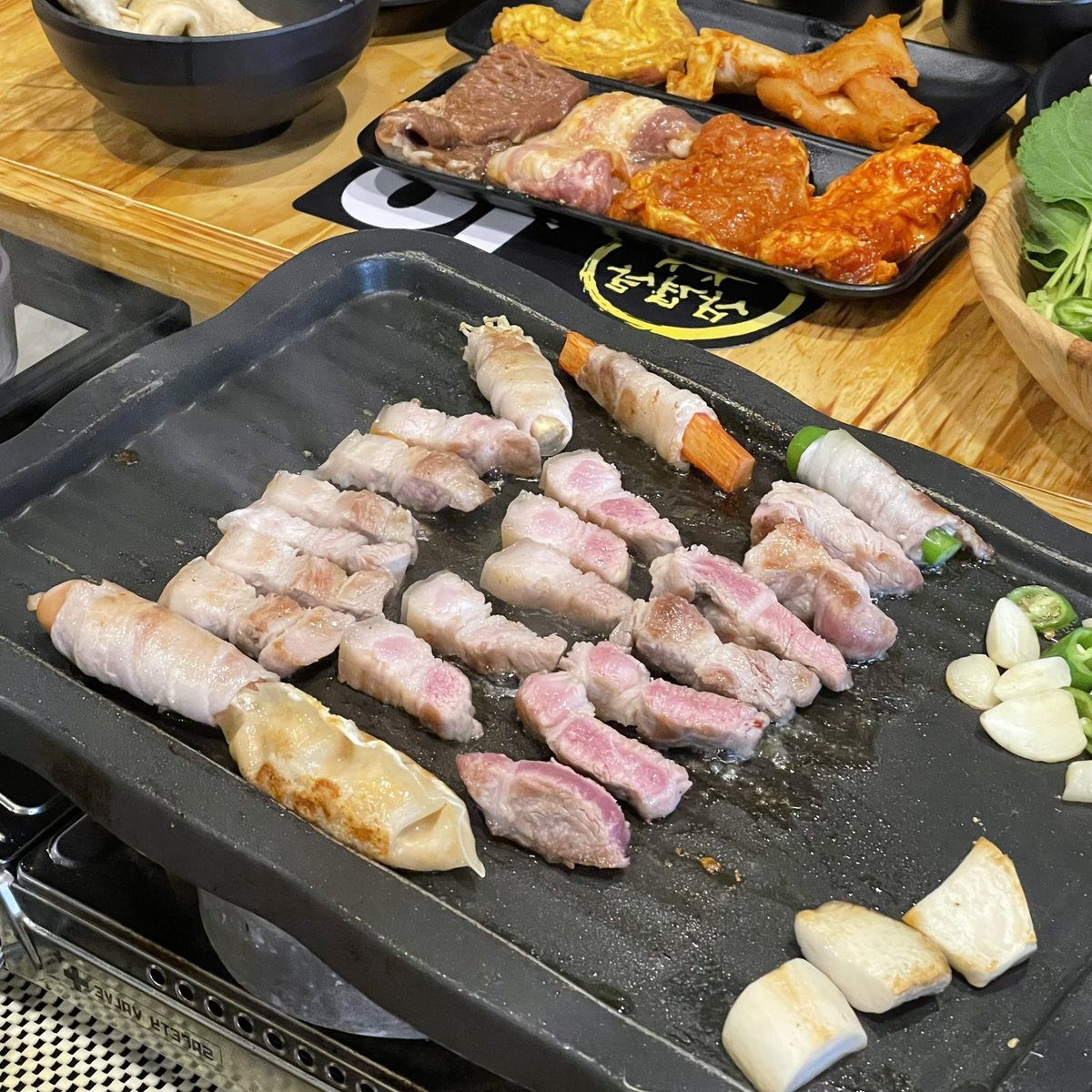 Thookboktor's tweet photo. ทนความแมสไม่ไหวจนต้องไปลอง 🥺 ปรากฎนั่งกินจนจุกเพราะอร่อยทุกอย่างจริง! เป็นบุฟเฟต์เกาหลีที่อร่อยคุ้มเกินราคาไปมากก น้ำจิ้มเครื่องเคียงดือหมด มีพนง.ย่างให้ มีใบงา ไม่จำกัดเวลาไปอี๊ก 🐷🫰🏻

💸 คนละ 349.- (net) รวมน้ำ
📍 ร้าน Sam Gyub Sal  (สาขาห้วยขวาง) https://t.co/F3nBs0qbmx