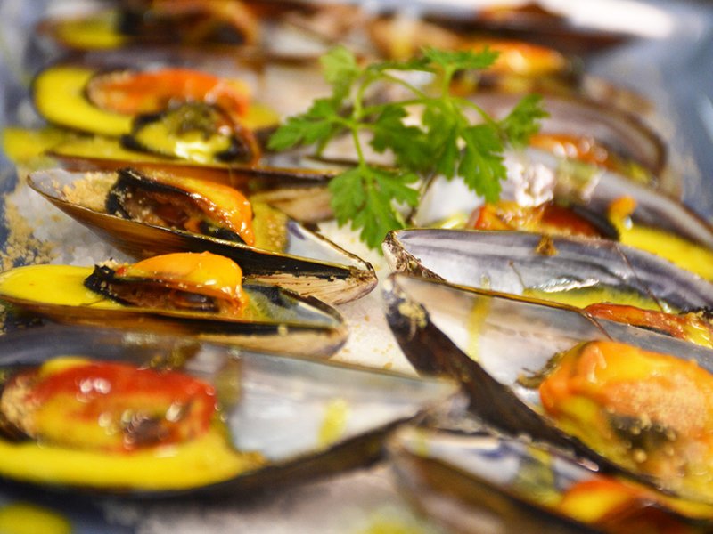 EtMaree's tweet photo. Les grosses Moules d'Espagne gratinées au curry sont … délicieuses 🤤😃 Proposées à la carte en fonction des arrivages, vous allez adorer cette autre façon de déguster les moules !👉🏻 Découvrez notre Carte : https://t.co/arx9Sd9f5z
#vinetmaree #paris #restaurant #moules #food https://t.co/0NOy6Xin1S