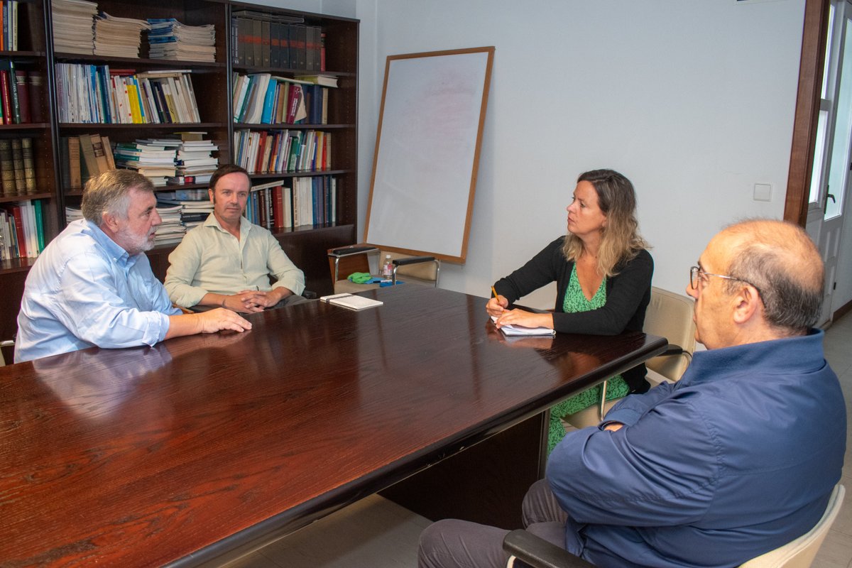 COMC_Oficial's tweet photo. Esta mañana, nuestro presidente Luciano Vidán, recibió en la sede ferrolana del #COMČ al director general de Mayores y Atención Sociosanitaria de la @Xunta, Antón Acevedo, para analizar el posible uso por parte de la Consellería de Política Social del inmueble con fines sociales. https://t.co/QvcREWLjDU