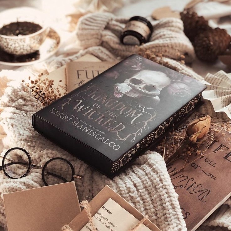 NatashaKnighton's tweet photo. #urbanfantasy #amreading #booktwt #ThursdayVibe #fantasy #book https://t.co/Z8H1EvA5N8